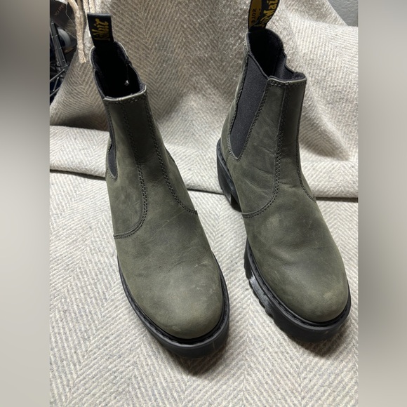 😎 Dr. Martens Chelsea Pull-on Platform Boots in Olive Green - Picture 2 of 6